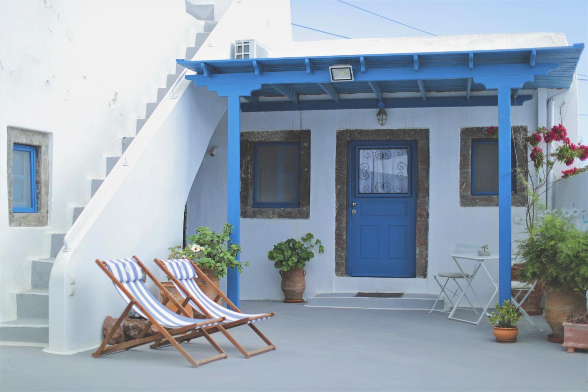 Guest house Whitewashed Messaria (Santorini)