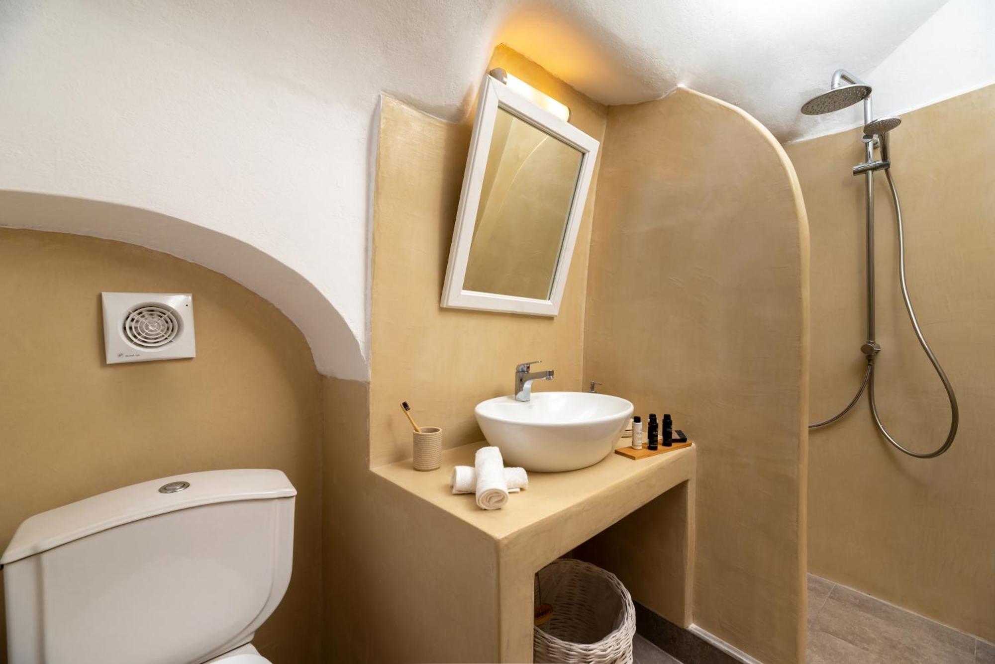 Guest house Whitewashed Messaria (Santorini)