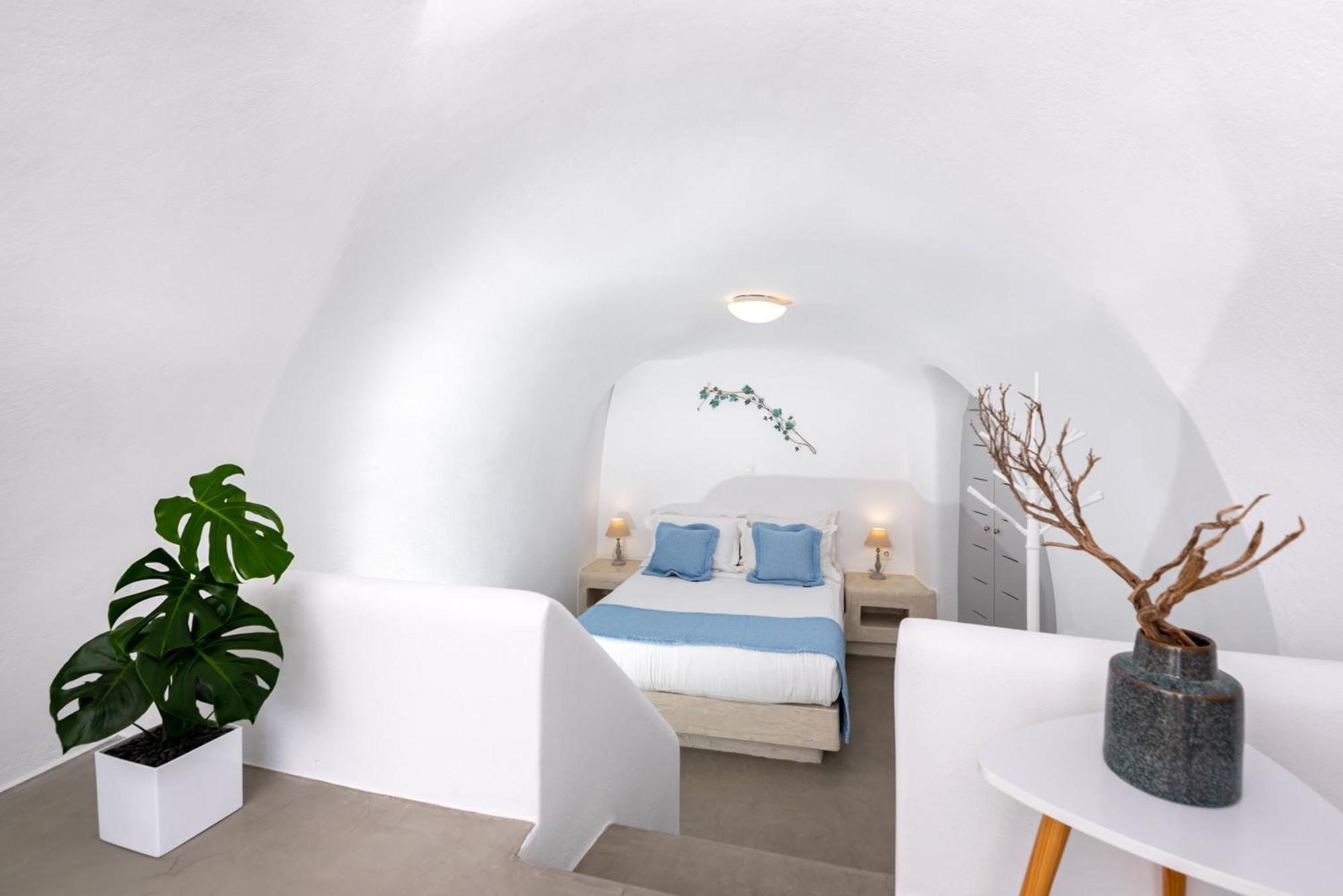 Guest house Whitewashed Messaria (Santorini)